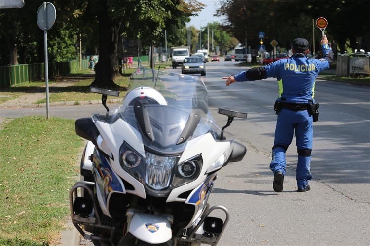 Slika \PU_V\ilustracije\promet\policajac_promet3.jpg